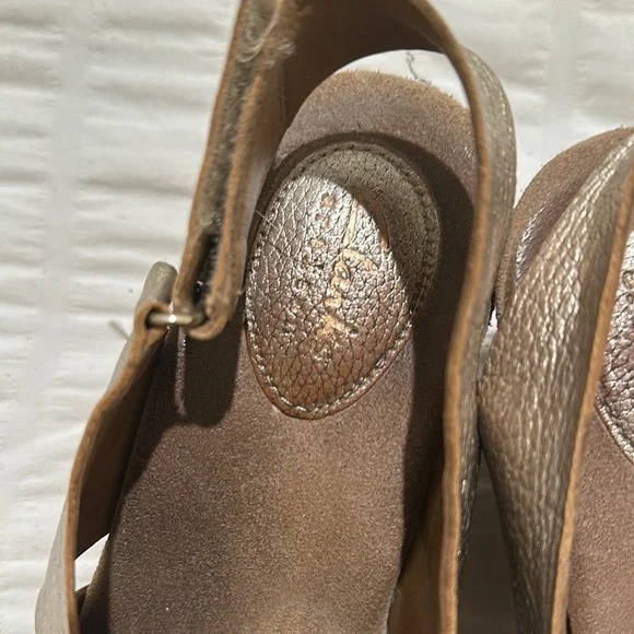 Clark’s Gold Sandals with Crisscross Straps and Wedge Heel - Picture 2 of 5